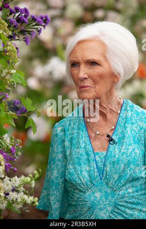 Londres, Royaume-Uni. 23rd mai 2023. Mary Berry, présentatrice à la télévision, porte une robe turquoise à fronces au RHS Chelsea Flower Show. Credit: Anna Watson/Alay Live News Banque D'Images