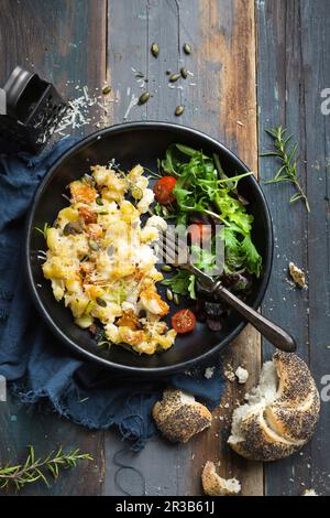 Mac et fromage cuits à la courge et à la sauge de noyer cendré rôtis Banque D'Images