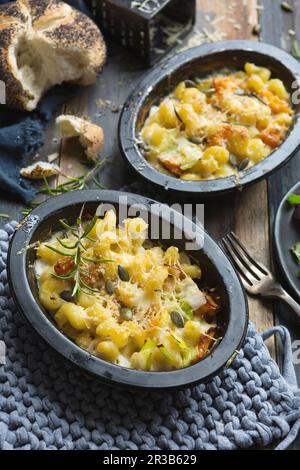 Plats individuels de Mac et de fromage avec courge et sauge au noyer cendré Banque D'Images