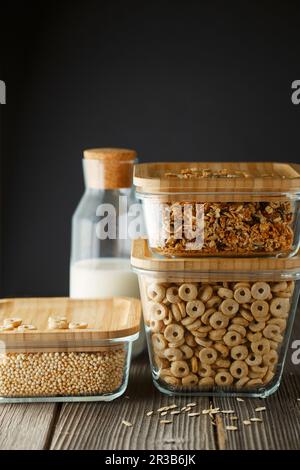 Céréales pour le petit déjeuner. Boîtes en verre avec granola, anneaux de céréales et pop de quinoa. Boucles de céréales dans un bol. Il Banque D'Images