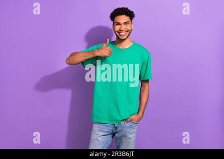 Portrait de drôle excitée jeune gars lever le pouce vers le haut approuver nommer isolé couleur pourpre fond Banque D'Images