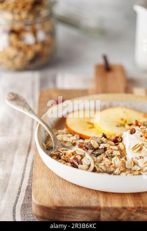 Céréales de granola maison bio avec avoine, noix et baies séchées. Muesli dans un pot en verre. En bonne santé Banque D'Images