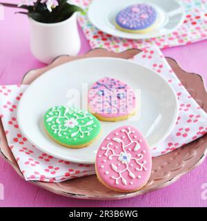 Biscuits aux motifs œufs de Pâques à la décoration colorée Banque D'Images