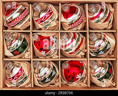 Lot de 12 boules en verre Winterberry de luxe. Image de style rétro de la décoration de Noël vintage dans un Banque D'Images