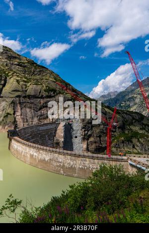 Vue matinale ensoleillée depuis la côte du réservoir de Grimselsee, sur le sommet de Grimselpass. Été coloré dans les Alpes suisses, canton de Berne en Suisse, EUR Banque D'Images