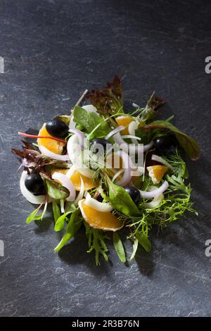 Salade de fenouil sicilien végétalien à l'orange, à l'oignon rouge et aux olives Banque D'Images