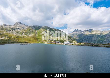 Vue matinale ensoleillée depuis la côte du réservoir de Grimselsee, sur le sommet de Grimselpass. Été coloré dans les Alpes suisses, canton de Berne en Suisse, EUR Banque D'Images