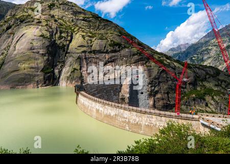 Vue matinale ensoleillée depuis la côte du réservoir de Grimselsee, sur le sommet de Grimselpass. Été coloré dans les Alpes suisses, canton de Berne en Suisse, EUR Banque D'Images