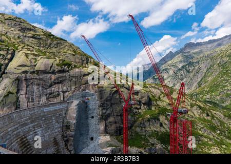 Vue matinale ensoleillée depuis la côte du réservoir de Grimselsee, sur le sommet de Grimselpass. Été coloré dans les Alpes suisses, canton de Berne en Suisse, EUR Banque D'Images