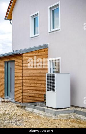 Allemagne, Bavière, Odelzhausen, pompe à chaleur en dehors de la maison moderne unifamiliale Banque D'Images