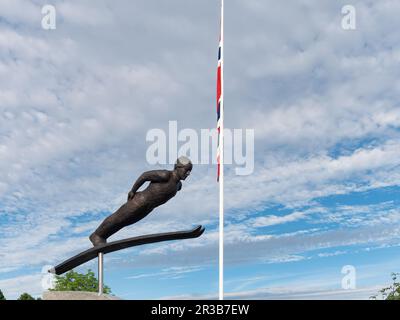 Le ski Jumper, une sculpture créée par Nico Widerberg et donnée au peuple norvégien par Tandberg Eiendom. La sculpture est située à Frognersete Banque D'Images