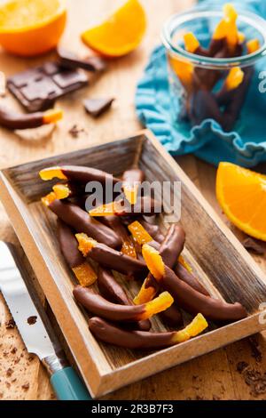 Zeste d'orange confits avec glaçage au chocolat Banque D'Images