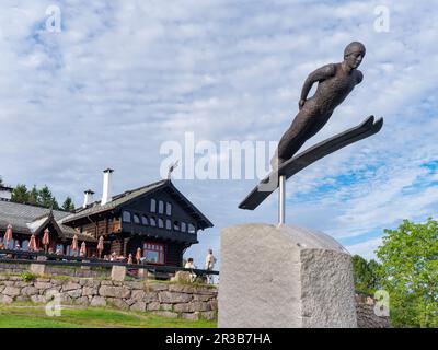 Le ski Jumper, une sculpture créée par Nico Widerberg et donnée au peuple norvégien par Tandberg Eiendom. La sculpture est située à Frognersete Banque D'Images