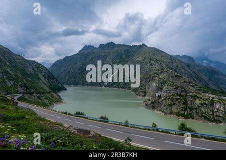 Vue matinale ensoleillée depuis la côte du réservoir de Grimselsee, sur le sommet de Grimselpass. Été coloré dans les Alpes suisses, canton de Berne en Suisse, EUR Banque D'Images