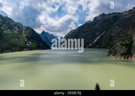 Vue matinale ensoleillée depuis la côte du réservoir de Grimselsee, sur le sommet de Grimselpass. Été coloré dans les Alpes suisses, canton de Berne en Suisse, EUR Banque D'Images