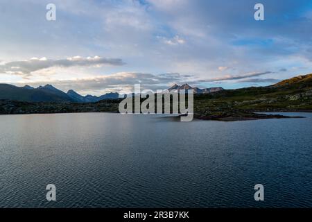 Vue matinale ensoleillée depuis la côte du réservoir de Grimselsee, sur le sommet de Grimselpass. Été coloré dans les Alpes suisses, canton de Berne en Suisse, EUR Banque D'Images