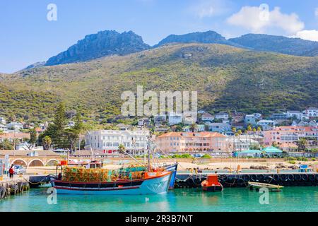 Petits bateaux de pêche dans le port de Kalk Bay Banque D'Images