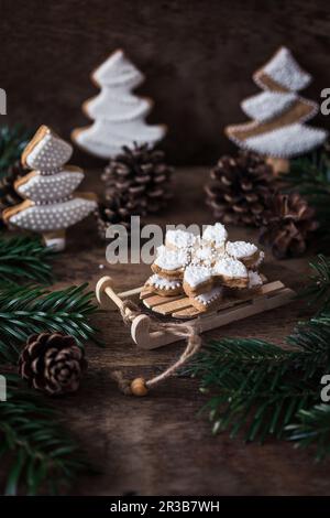 Gingerbread cookies de Noël avec du glaçage Banque D'Images