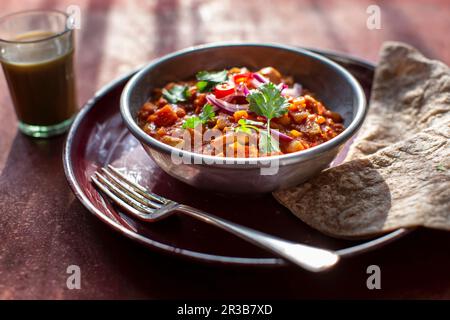 Curry de poulet indien avec chapati Banque D'Images