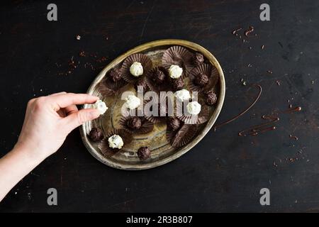 Chocolats à la truffe végétalienne à base de beurre de karité, de chocolat, de crème de soja et de rhum Banque D'Images