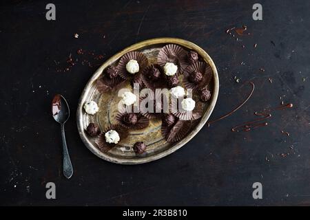 Chocolats à la truffe végétalienne à base de beurre de karité, de chocolat, de crème de soja et de rhum Banque D'Images