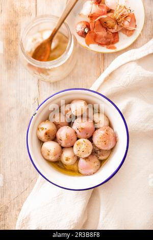 Lampascioni mariné (oignons de jacinthe de raisin), spécialité de Puglia Banque D'Images