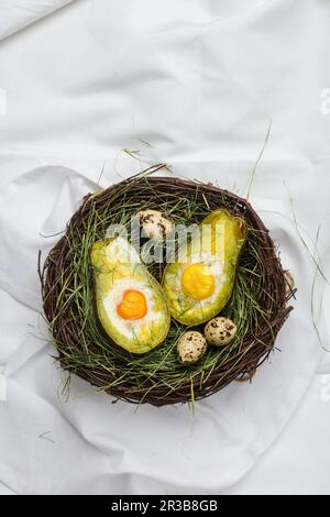 Avocat avec œufs cuits dans un panier de Pâques Banque D'Images