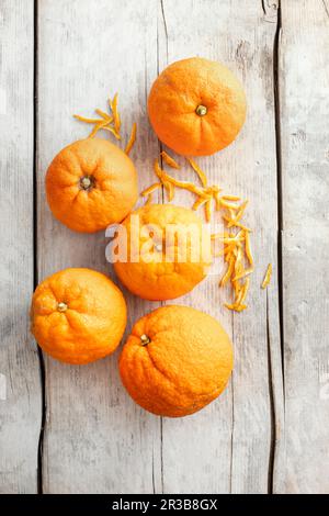 Oranges amères avec zêtes Banque D'Images