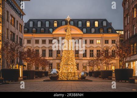 Allemagne, Hambourg, arbre de Noël illuminant sur la place Alsterfleet au crépuscule Banque D'Images