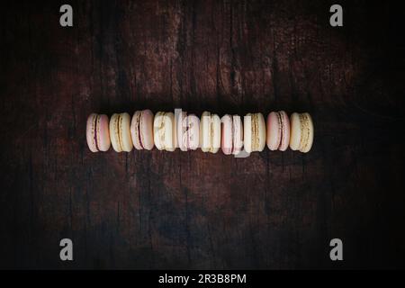 Champagne rose et macarons jaunes au citron Banque D'Images