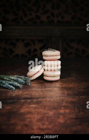 Macarons au champagne rose avec lavande séchée Banque D'Images