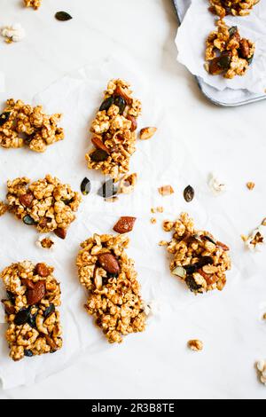 Barres de pop-corn aux amandes et graines de citrouille Banque D'Images