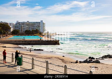 Vue sur la piscine publique du Pavillon sur la promenade de Sea point au Cap en Afrique du Sud Banque D'Images