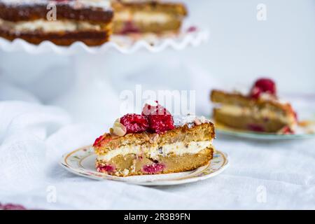 Gâteau au yaourt à la framboise avec flocons d'amande Banque D'Images