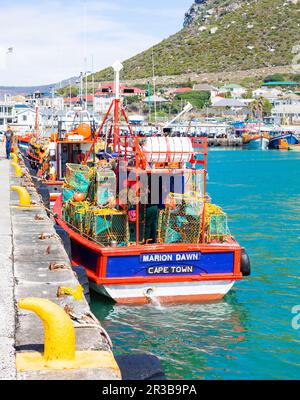 Petits bateaux de pêche dans le port de Kalk Bay Banque D'Images