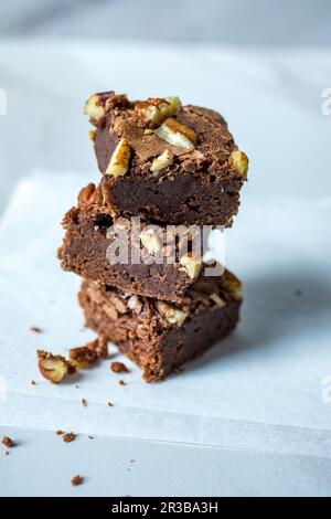 Une pile de trois brownies avec des noix Banque D'Images