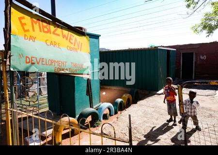 Jeunes enfants africains à la petite garderie Preschool de petite Creche dans le quartier de Soweto Banque D'Images