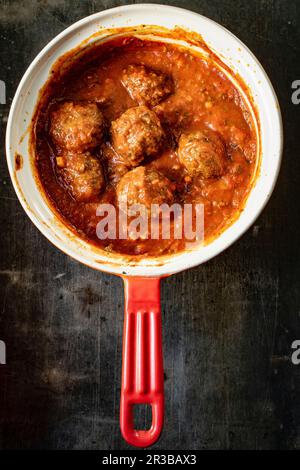 Des boulettes de viande en sauce tomate Banque D'Images