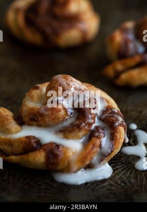 Petit pain à la cannelle avec glaçage Banque D'Images