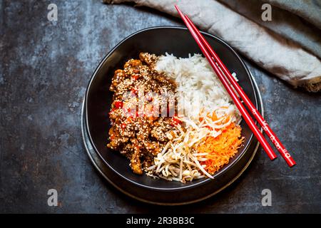 Bœuf au sésame avec riz et légumes Banque D'Images