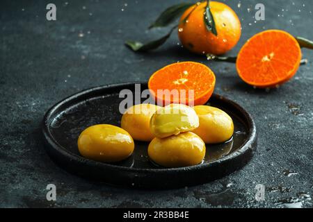 Crème glacée au mochi et à la mandarine (sucreries de riz japonaises traditionnelles) Banque D'Images