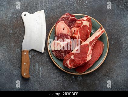Assortiment de viandes : steak de bœuf, jaraucon, jarret de veau et filet Banque D'Images
