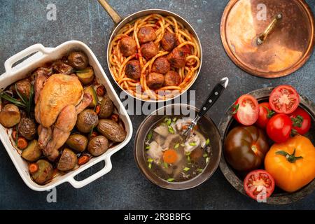 Table à manger avec des plats traditionnels savoureux faits maison Banque D'Images