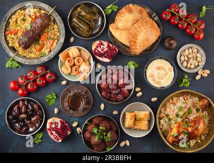 Table de fête de l'Iftar de kareem de Ramadan avec assortiment de plats arabes traditionnels festifs Banque D'Images