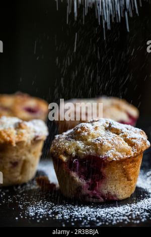 Muffins aux framboises avec sucre en poudre Banque D'Images