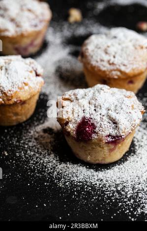 Muffins aux framboises avec sucre en poudre Banque D'Images