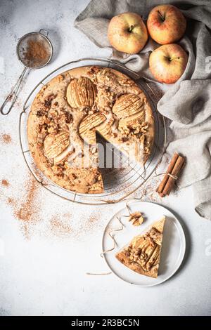 Gâteau sans gluten et végétalien avec pommes et cannelle Banque D'Images