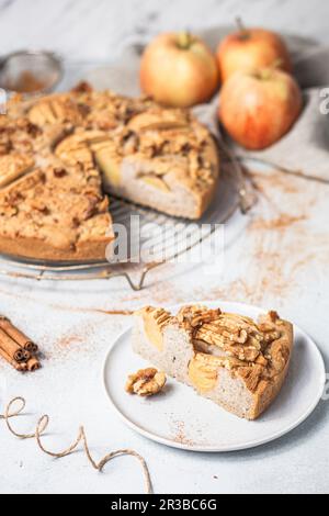 Gâteau sans gluten et végétalien avec pommes et cannelle Banque D'Images