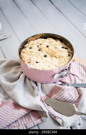 Gâteau aux myrtilles dans un moule à pâtisserie rose Banque D'Images