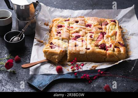 Rhubarbe vegan et gâteau à la framboise cuit dans un plateau, coupé en tranches Banque D'Images